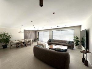 Salon lumineux avec baie vitrée – maison neuve à Lure – Immo Conceptions