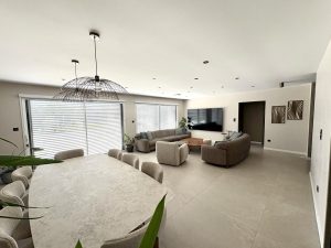 Salon lumineux avec baies vitrées – maison neuve à Lure – Immo Conceptions