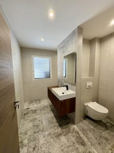 Salle d'eau moderne avec douche italienne – Lure