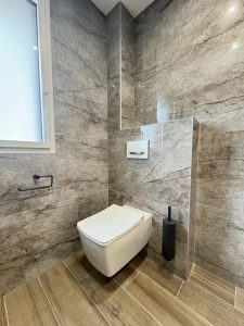 WC moderne faïence toute hauteur – réalisation Immo Conceptions