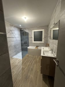 Salle de bain moderne avec douche italienne – Luxeuil - Immo Conceptions