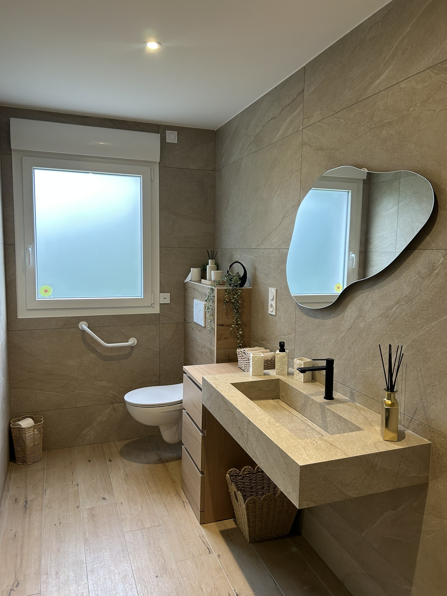 Salle de bain moderne avec douche italienne – Immo Conceptions