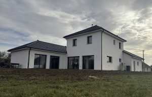 Maison contemporaine à étage 4 pans – Maîtrise d’œuvre Immo Conceptions – Haute-Saône