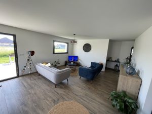 Salon lumineux avec baie vitrée – maison neuve à Vesoul – Immo Conceptions