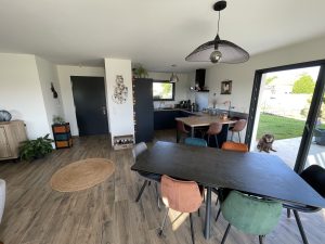 Séjour moderne avec cuisine ouverte – maîtrise d’œuvre Luxeuil