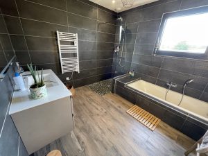 Salle de bain moderne avec douche italienne et baignoire – Haute-Saône - Luxeuil