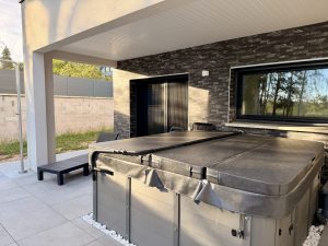 Extérieur maison à étage contemporaine avec piscine et jacuzzi Luxeuil-les-Bains Maître d'oeuvre Immo Conceptions